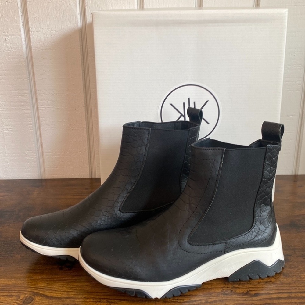 Chunky Sneaker Chelsea Pull -On Boot Faux Snake Leather Black & White